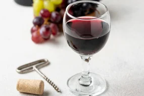 Beyaz masa Üstünede Şarap Kadehi