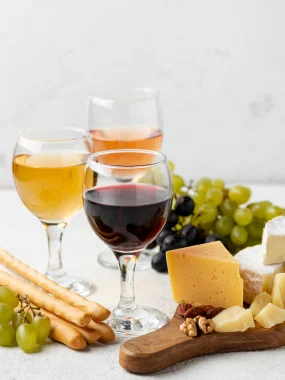 Şarap Kadehleri,servis edilmiş Üzüm ve Servis Edilmiş Peynir